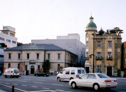 左：南部町郵便局（明治３３年建築）、旧秋田商会ビル